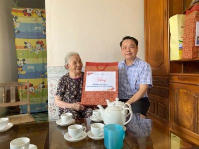 Trung tâm Y tế Văn Yên thăm và tặng quà cho Mẹ Việt Nam anh hùng nhân ngày 27/07