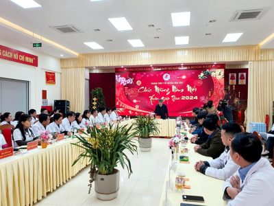 Đồng chí Chu Đình Ngữ-Ủy viên BTV Tỉnh Ủy, Trưởng ban Tổ chức Tỉnh Ủy thăm và tặng quà tế tại Trung tâm y tế Văn Yên