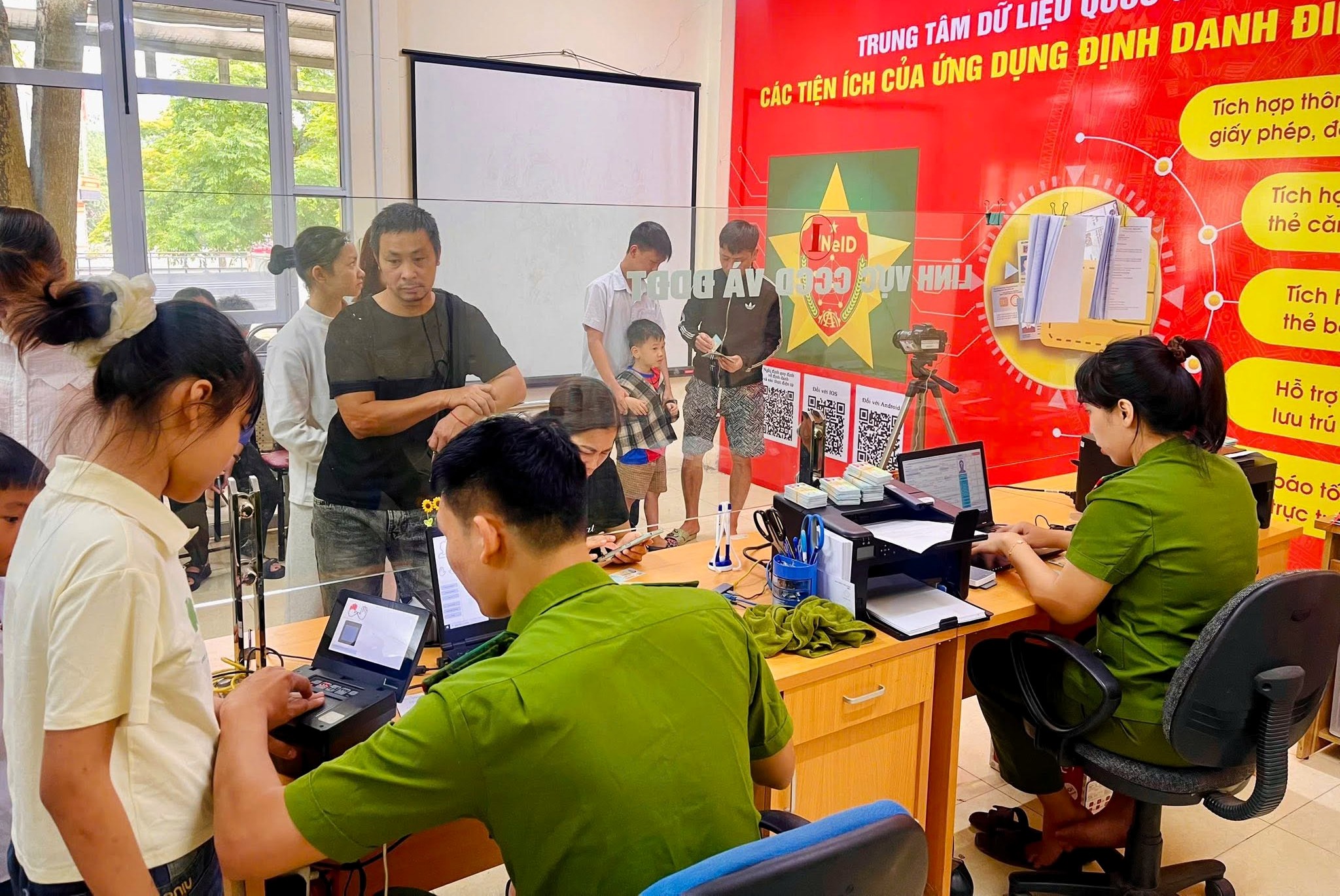 Tiếp tục “đi từng nhà, hướng dẫn từng người” để thu nhận, kích hoạt và sử dụng tài khoản định danh điện tử